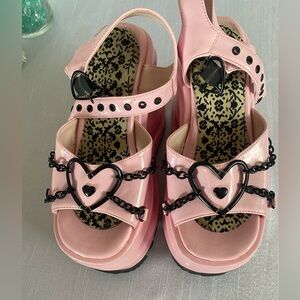 Demonia wave 09 in holographic pink.